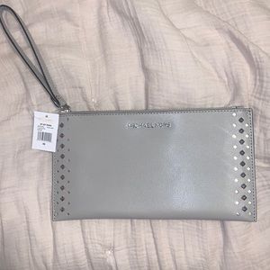 Jet set Michael Kors wristlet